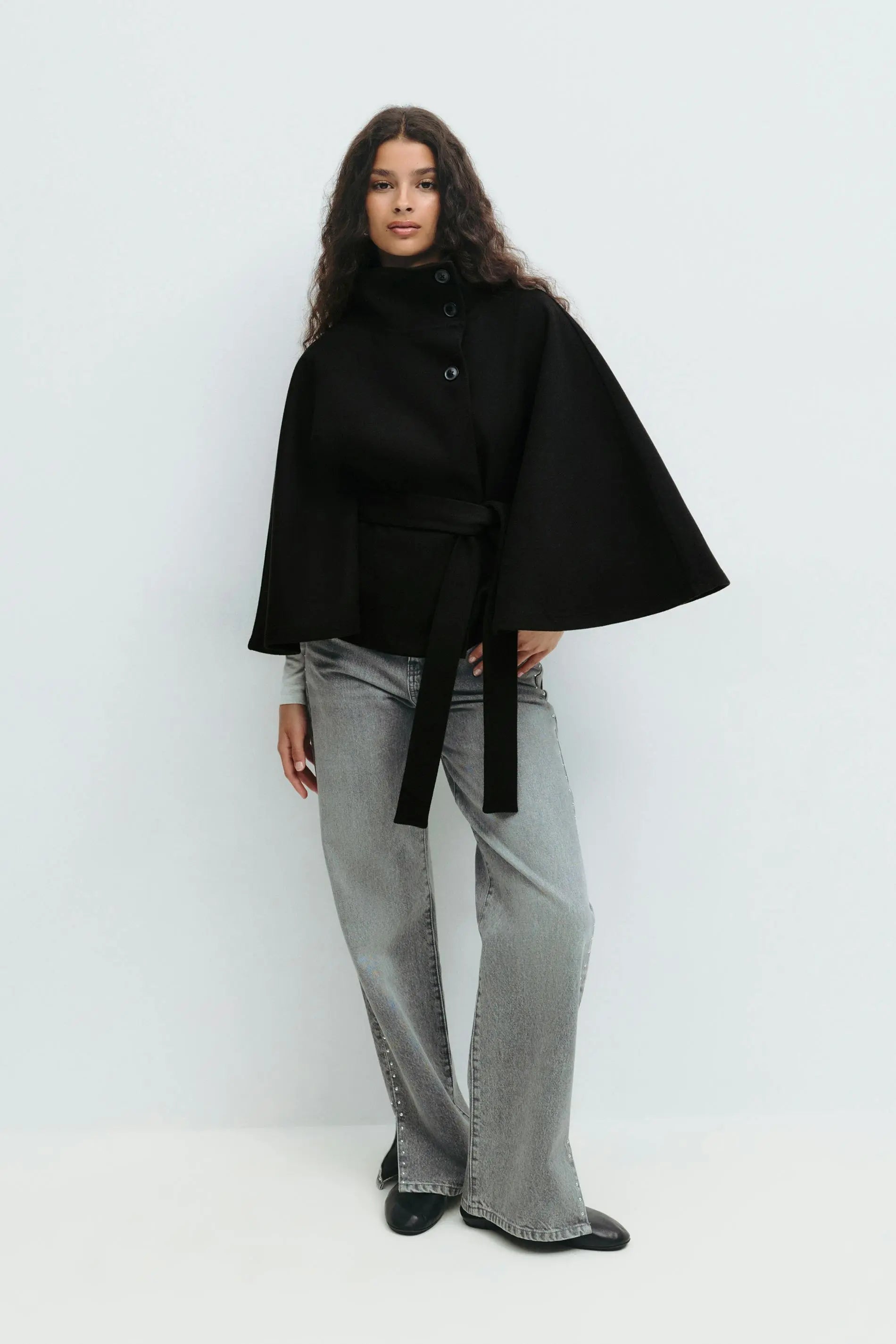 The Solenne Cape - Noir MYCLOTHOS® - MYCLOTHOS®