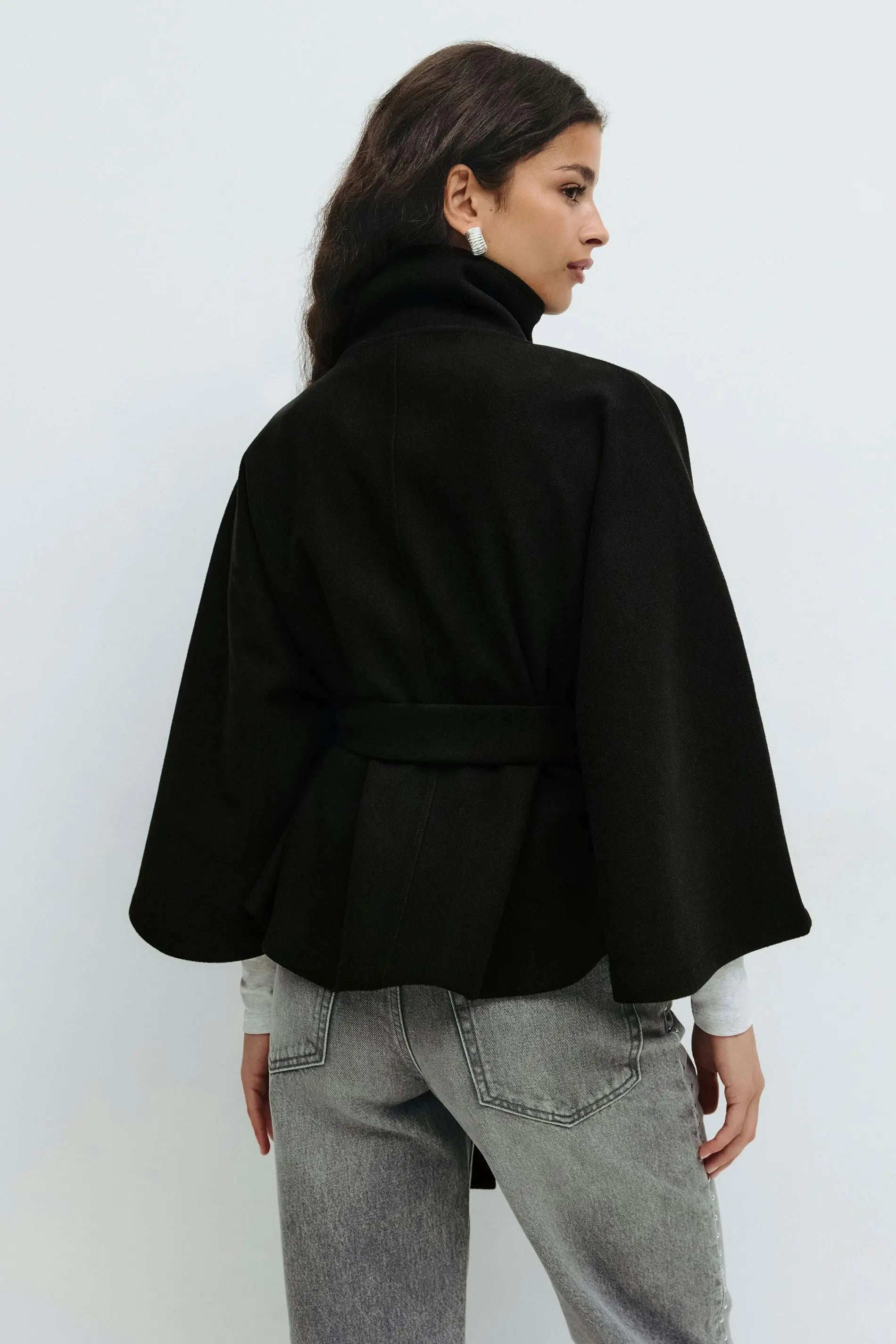 The Solenne Cape - Noir MYCLOTHOS® - MYCLOTHOS®